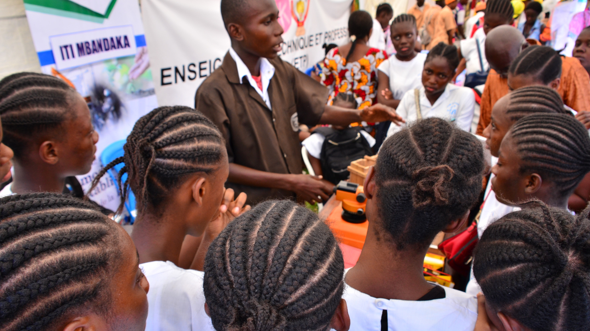 Class of girls visiting the Science Village of the 6th edition of the Science and Technology Week (2019)